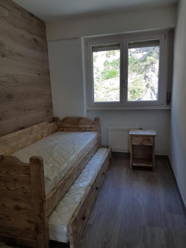 克萊恩 蒙塔納的住宿－Télérésidence，一间卧室设有一张大床和一个窗户。