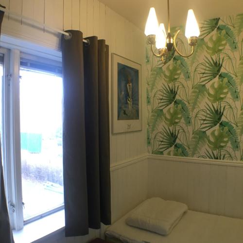 a room with a window and a window seat next to a window at Varbergs Vandrarhem in Varberg