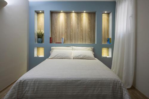 Un dormitorio con una cama grande y una ventana en Il Guscio, en Bitritto