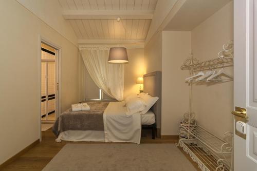 a small bedroom with a bed and a window at B&B Di Camilla in Pisa