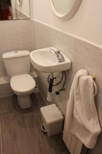 a bathroom with a toilet and a sink at Pensión Arosa in Barcelona