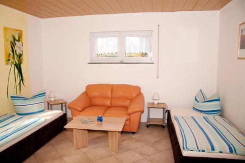 uma sala de estar com um sofá e uma mesa em Ferienwohnungen Zeise em Leipzig