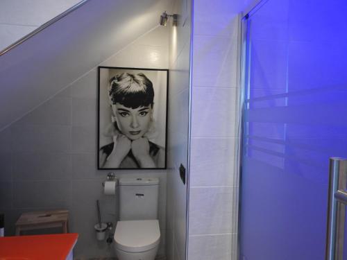 コンペタにあるLoft El Sueñoのトイレ付きバスルーム、男の子の写真