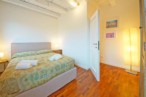 um quarto com uma cama com duas almofadas em DolceVita Apartments N 396 em Veneza