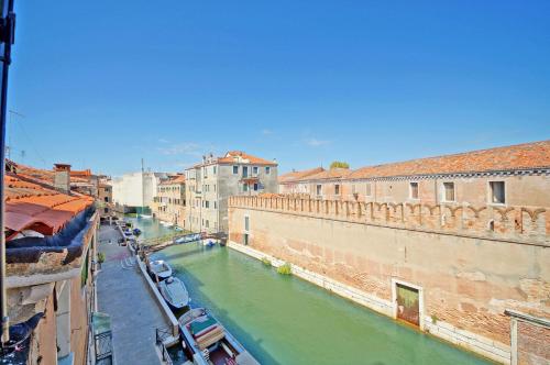 vista para um rio numa cidade com edifícios em DolceVita Apartments N 396 em Veneza