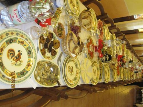 a display of plates and dishes on a table at Su Massaiu in Turri