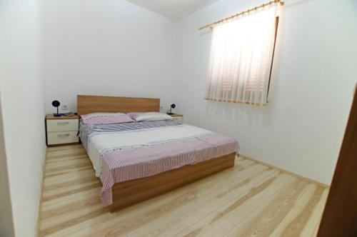 Łóżko lub łóżka w pokoju w obiekcie Murter Slanica A4 ID 811