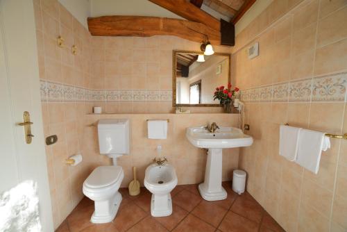 a bathroom with a toilet and a sink at Hotel Villa Luppis in Pasiano di Pordenone