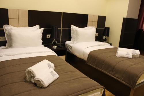  Hotel Lilia Yerevan -  Room  picture :   Tea/Coffee maker    Shower    Bath                           