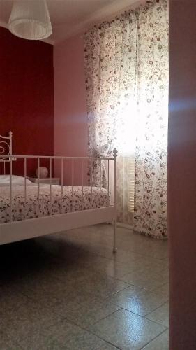 a bedroom with a white bed and a window at Hotel Ristorante El Caracol in Mulazzo