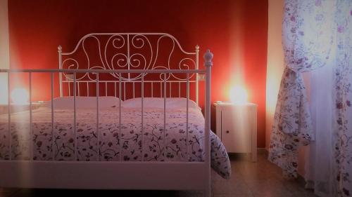 a bed in a room with a red wall at Hotel Ristorante El Caracol in Mulazzo