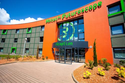 un edificio de oficinas con una naranja y verde en Hôtel du Futuroscope, en Jaunay-Clan