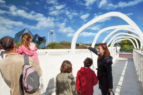 a woman pointing at a sculpture of the gateway arch at Hôtel du Futuroscope in Jaunay-Clan