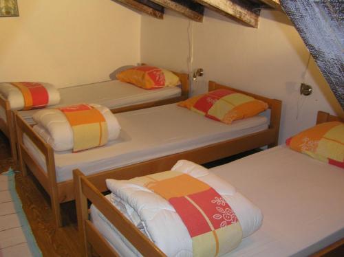 Ένα ή περισσότερα κρεβάτια σε δωμάτιο στο Pliskovica Youth Hostel