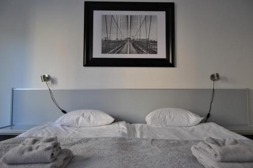 เตียงในห้องที่ Solsta Hotell