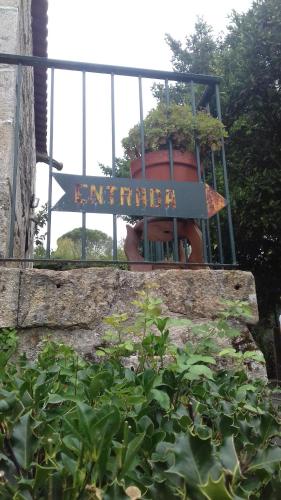 a sign that says earthrate in front of a potted plant at Residencial Retiro Sra. da Luz in Ponte de Lima