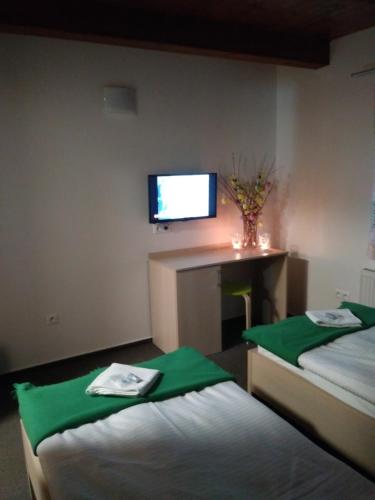 מיטה או מיטות בחדר ב-Penzión Zemanov dvor