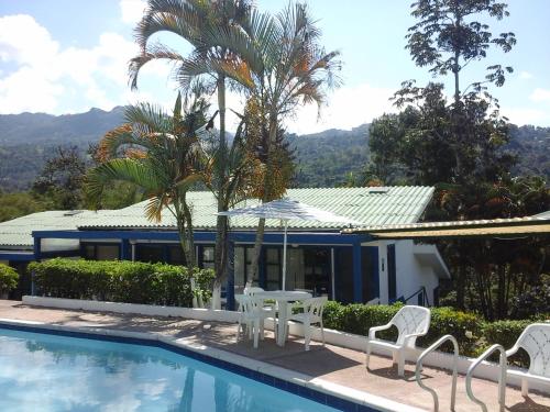 Casa con piscina, mesa y sillas en Hotel Villa Paz, en San Francisco