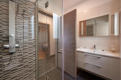 un baño con ducha y lavabo en Luxury Villa Residence Zupanovic Trogir, en Trogir