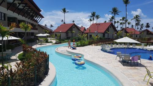嘎林海斯港的住宿－Oka Beach Residence，一座带度假村的大型游泳池