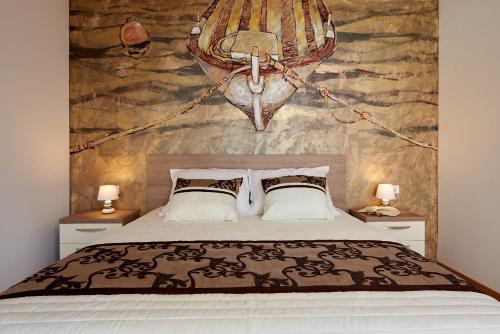 Un dormitorio con una cama grande con dos almohadas. en Luxury Villa Residence Zupanovic Trogir, en Trogir