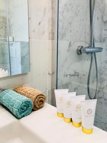 La salle de bains est pourvue d'un lavabo avec quatre tasses. dans l'établissement Studio Cosy Pradignac, à Cannes