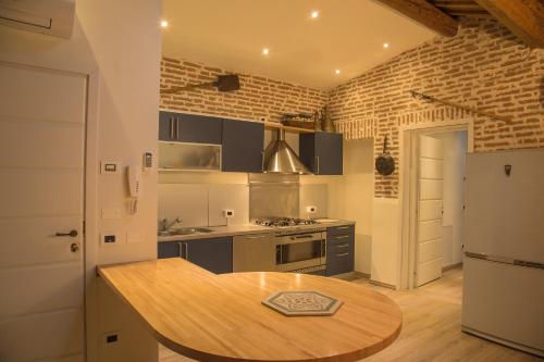 eine Küche mit einem Holztisch im Zimmer in der Unterkunft Agriturismo Ferrara Chalet in Vigarano Mainarda
