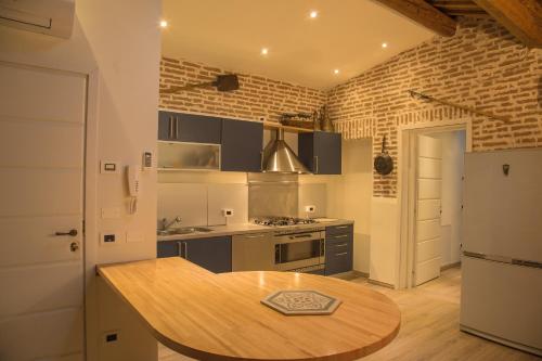 cocina con mesa de madera en una habitación en Agriturismo Ferrara Chalet, en Vigarano Mainarda