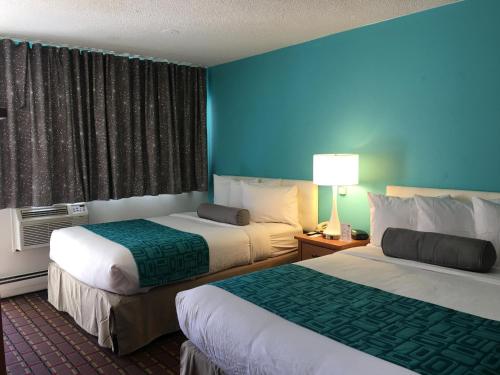 Postel nebo postele na pokoji v ubytování Howard Johnson by Wyndham Colorado Springs