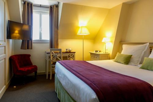 a hotel room with a bed and a lamp at Le Grand Large, Belle-Ile-En-Mer in Bangor