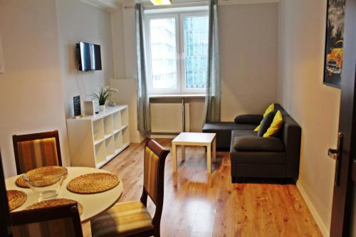 un soggiorno con divano e tavolo di Coser Apartamenty Centrum 1 a Varsavia