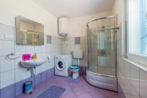 a bathroom with a sink and a toilet and a shower at Apartmani Villa Casper in Veli Lošinj