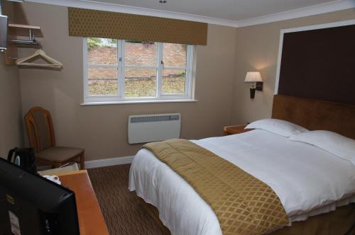 Habitación de hotel con cama y ventana en Narrowboat at Weedon, en Weedon Bec