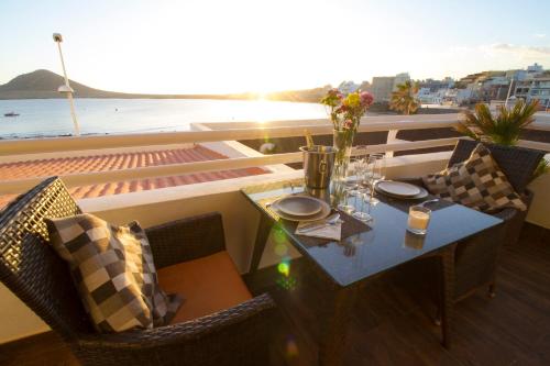 エル・メダノにあるBEACH-LOFT-NATALIIA - by MEDANO4YOUのテーブルと椅子、海の景色を望むバルコニー