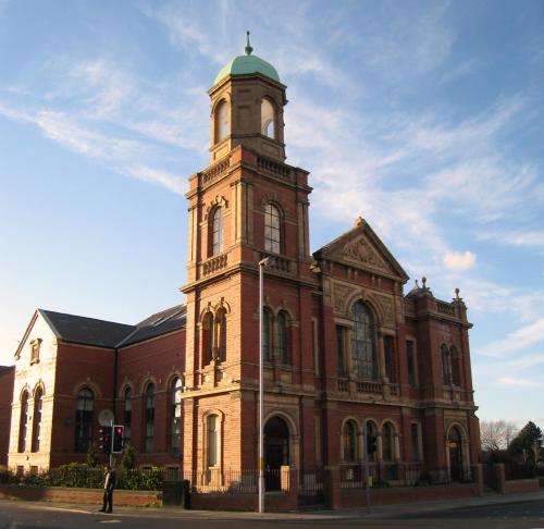 ein großes Backsteingebäude mit einem Uhrturm in der Unterkunft Tees Valley Apartments in Middlesbrough