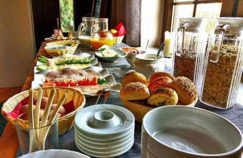 einen Tisch mit Schalen und Teller mit Lebensmitteln in der Unterkunft Gästehaus & Restaurant Seemannshus (Pension) in Vitte