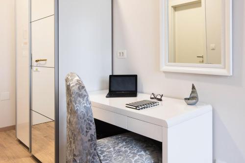 a white desk with a chair and a mirror at PRIMA Life Spalato in Split