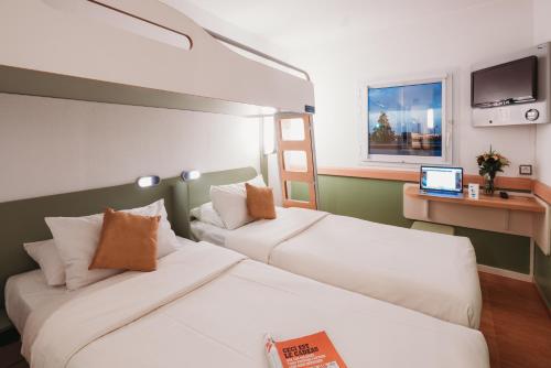 阿加迪爾的住宿－MIA HOTELS Agadir，酒店客房设有两张床和窗户。