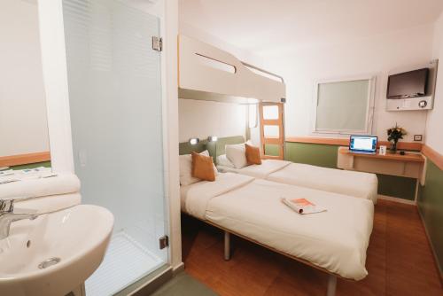 阿加迪爾的住宿－MIA HOTELS Agadir，酒店客房设有床和水槽