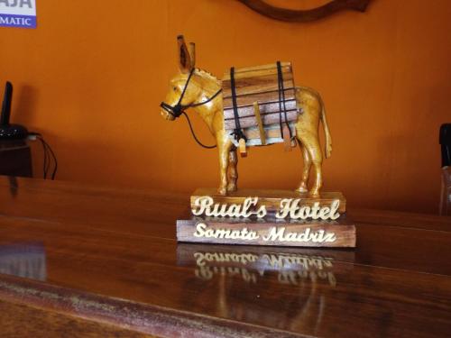 Sijil, anugerah, tanda atau dokumen lain yang dipamerkan di Rual's Hotel