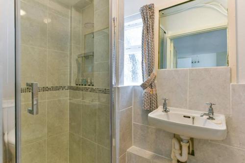 een badkamer met een wastafel en een douche bij Ockhams Farm Guest House in Edenbridge