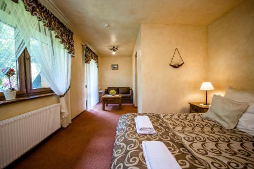 Una cama o camas en una habitación de Hotel Dwór Karolówka