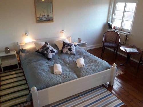 Una cama o camas en una habitación de Nissum Fjord Camping