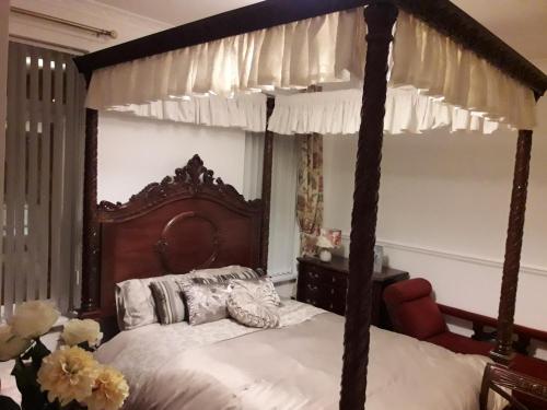 Postel nebo postele na pokoji v ubytování Titanic Sailortown Belfast City Centre townhouse