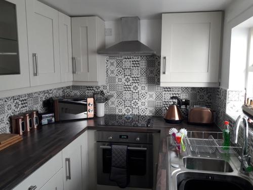 Kuchyň nebo kuchyňský kout v ubytování Titanic Sailortown Belfast City Centre townhouse