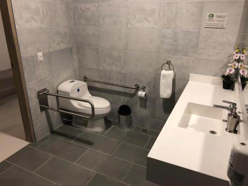 Ένα μπάνιο στο Hotel Sexta Avenida Inn