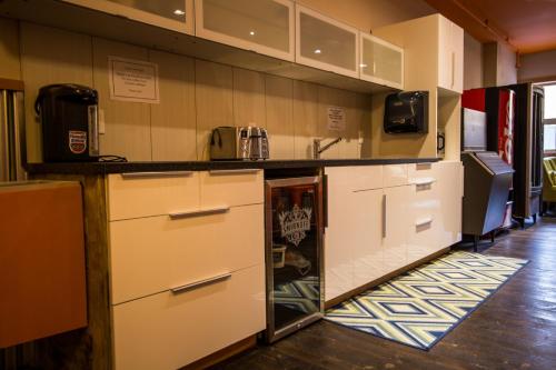 Una cocina o cocineta en Adventure Hotel