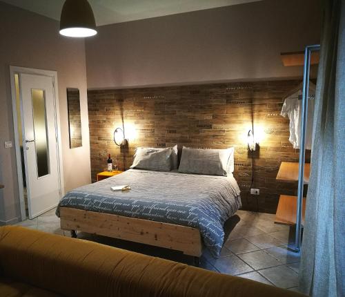 una camera con un letto e una parete in legno di I Limoni ad Alghero