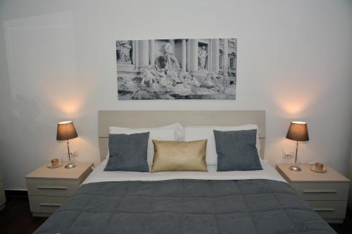 1 dormitorio con 1 cama grande y 2 mesitas de noche en Bijoux de Rome Apartment Vatican, en Roma