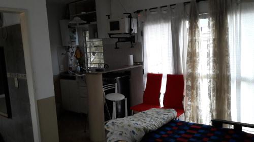 een woonkamer met een bank, een tafel en een raam bij Alojamiento Cba Observatorio in Cordoba